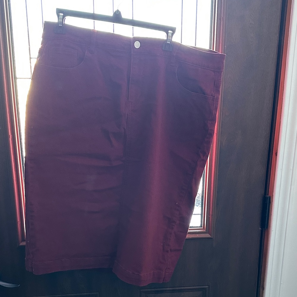 Women’s Burgundy skirt
Nuggles
Size Xl
Length 27 in